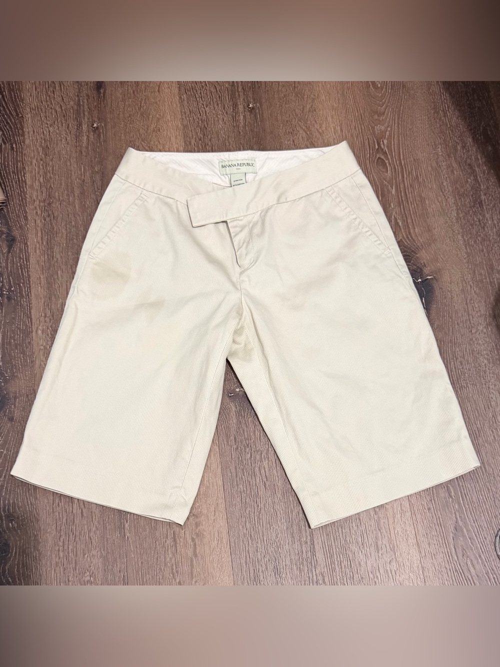 Banana Republic Cream women’s Chino bermuda shorts